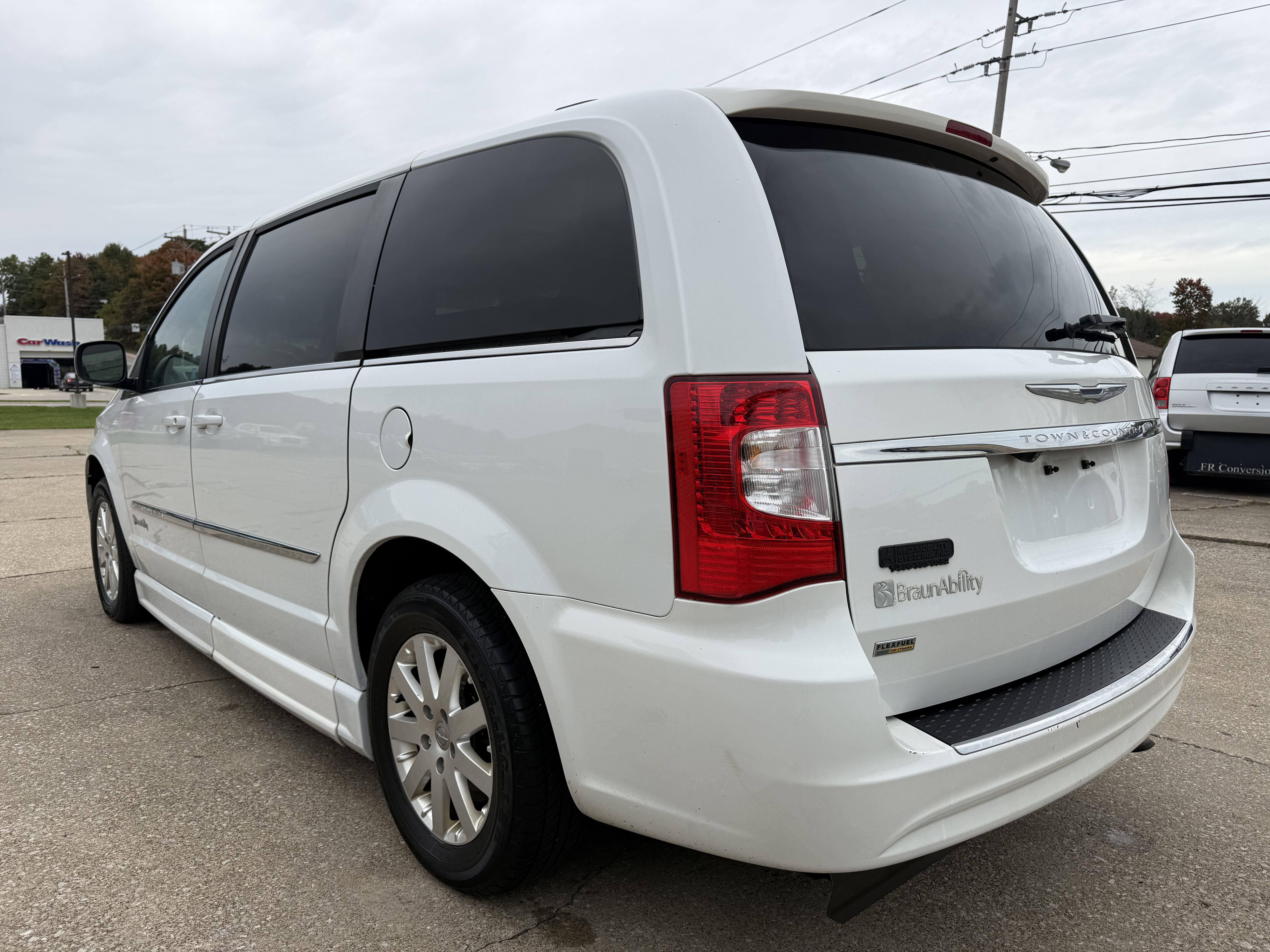 Used 2016 Chrysler Town & Country Touring FWD image 4