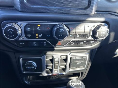 Used 2018 Jeep Wrangler Unlimited Sahara image 29