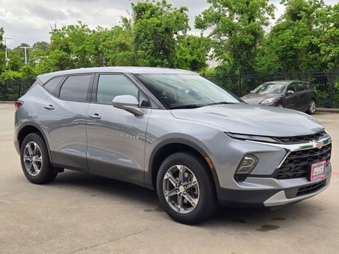 Used 2025 Chevrolet Blazer LT image 3