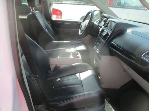 Used 2014 Chrysler Town & Country Touring-L w/ Driver Convenience Group image 8