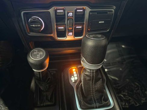 Used 2025 Jeep Wrangler Sahara image 22