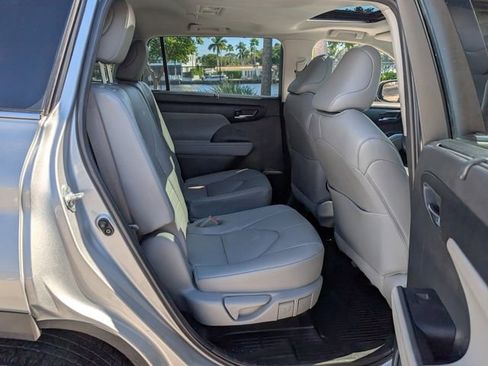 Used 2022 Toyota Highlander XLE image 16