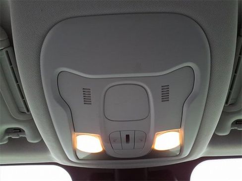 Used 2018 Jeep Renegade Altitude image 23