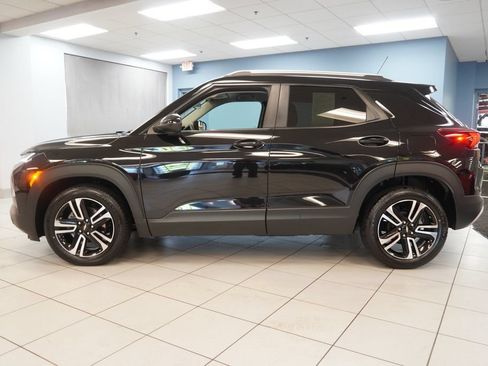 Used 2023 Chevrolet TrailBlazer LT FWD image 2