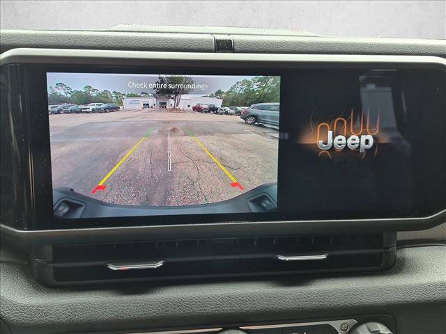 Used 2025 Jeep Gladiator Sport AWD/4WD image 11