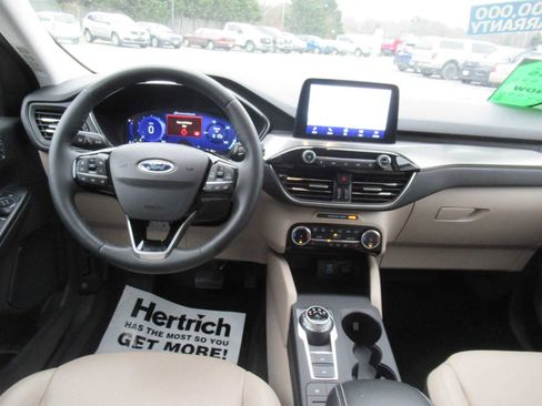 Used 2022 Ford Escape Titanium image 17