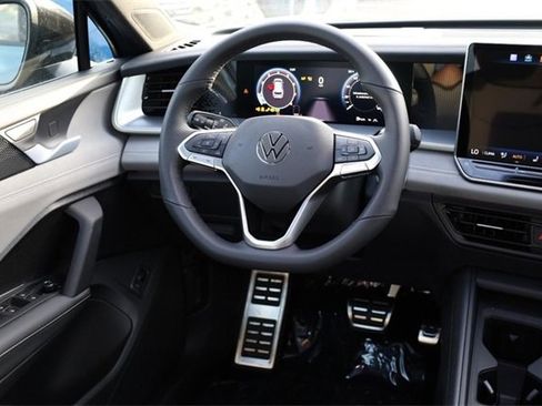New 2025 Volkswagen Tiguan SE R-Line image 24