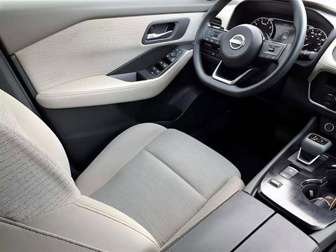 Used 2023 Nissan Rogue SV image 9