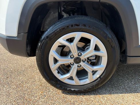 Used 2025 Jeep Compass Latitude AWD/4WD image 6