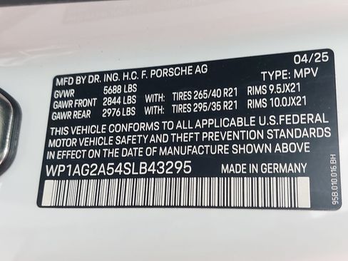 Certified 2025 Porsche Macan S AWD/4WD image 37