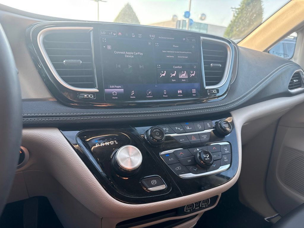 Used 2023 Chrysler Pacifica Touring-L AWD/4WD image 11