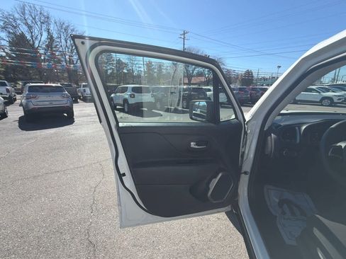 Used 2023 Jeep Renegade Latitude image 15