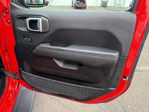 Used 2023 Jeep Wrangler Unlimited Sahara w/ Cold Weather Group AWD/4WD image 15