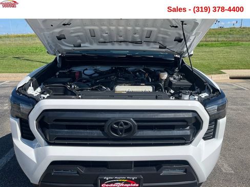 Used 2024 Toyota Tacoma SR5 AWD/4WD image 19