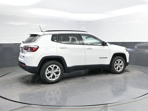Used 2024 Jeep Compass Latitude AWD/4WD image 2