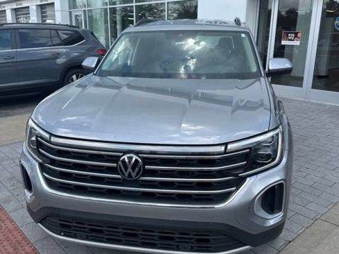 Used 2024 Volkswagen Atlas SE w/ Black Wheel Package AWD/4WD image 13
