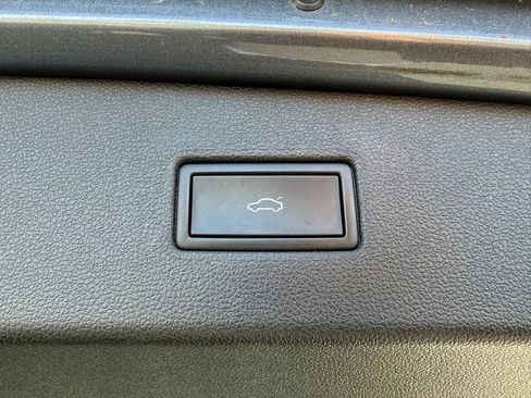 Used 2022 Volkswagen Tiguan SE R-Line image 12