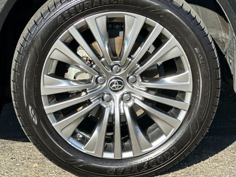 Used 2023 Toyota Venza Limited image 37