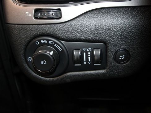 Used 2022 Jeep Cherokee Limited image 9