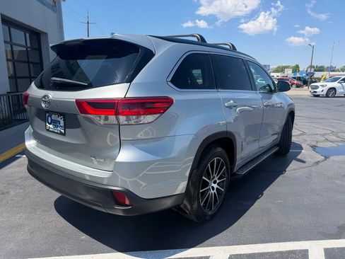 Used 2017 Toyota Highlander SE AWD/4WD image 3