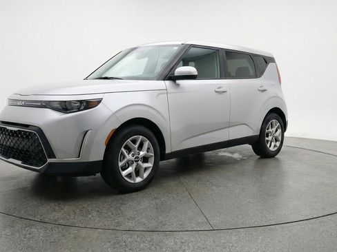 Used 2025 Kia Soul LX w/ LX Technology Package image 3