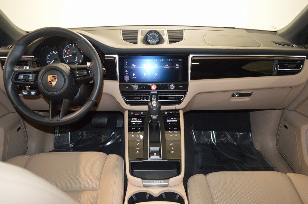 Certified 2025 Porsche Macan AWD/4WD image 39