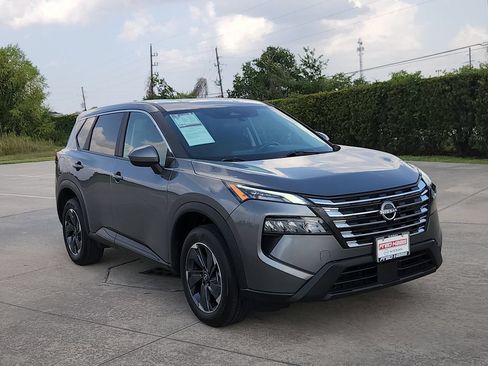 Used 2025 Nissan Rogue SV FWD image 3