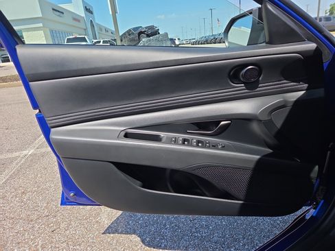 Used 2025 Hyundai Elantra SEL FWD image 17