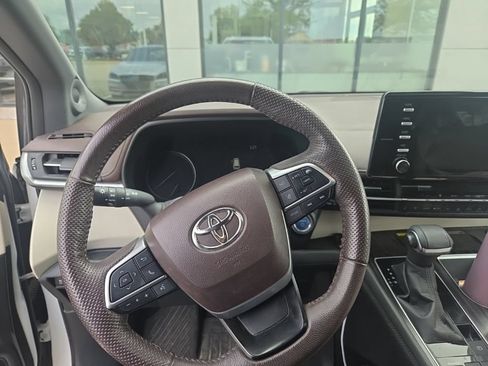 Used 2022 Toyota Sienna Platinum AWD/4WD image 7