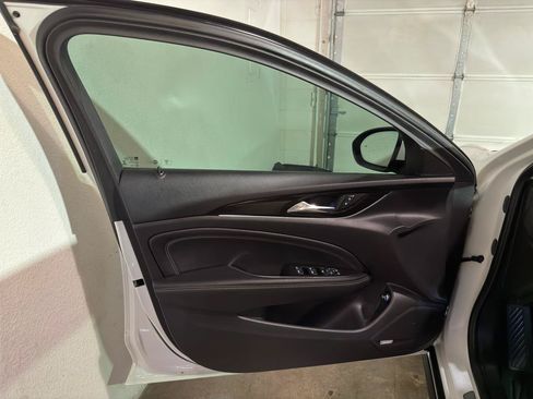 Used 2018 Buick Regal Essence w/ Driver Confidence Package #1 AWD/4WD image 9