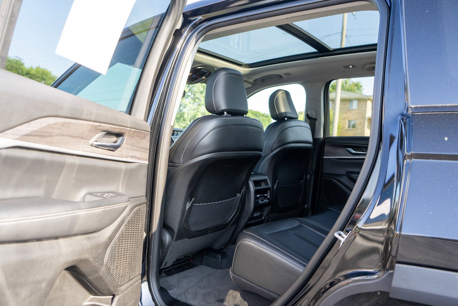 Used 2023 Jeep Grand Cherokee Limited w/ Black Appearance Package AWD/4WD image 29