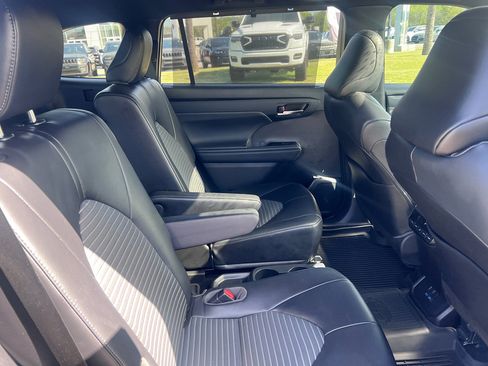 Used 2022 Toyota Highlander XSE image 9