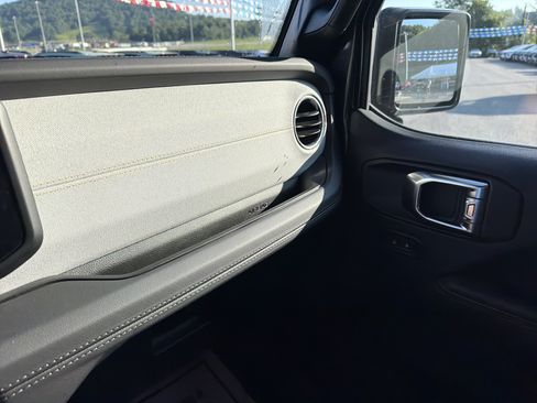 Used 2025 Jeep Wrangler Unlimited Sahara AWD/4WD image 23