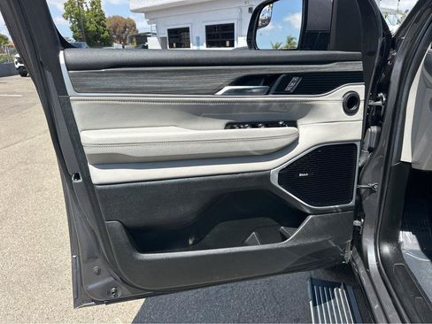 Used 2022 Jeep Wagoneer Series III w/ Premium Group I AWD/4WD image 15