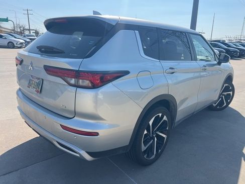 Used 2024 Mitsubishi Outlander SE image 3