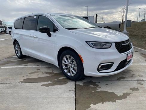 New 2026 Chrysler Pacifica Limited w/ Uconnect Theater Family Group FWD image 8