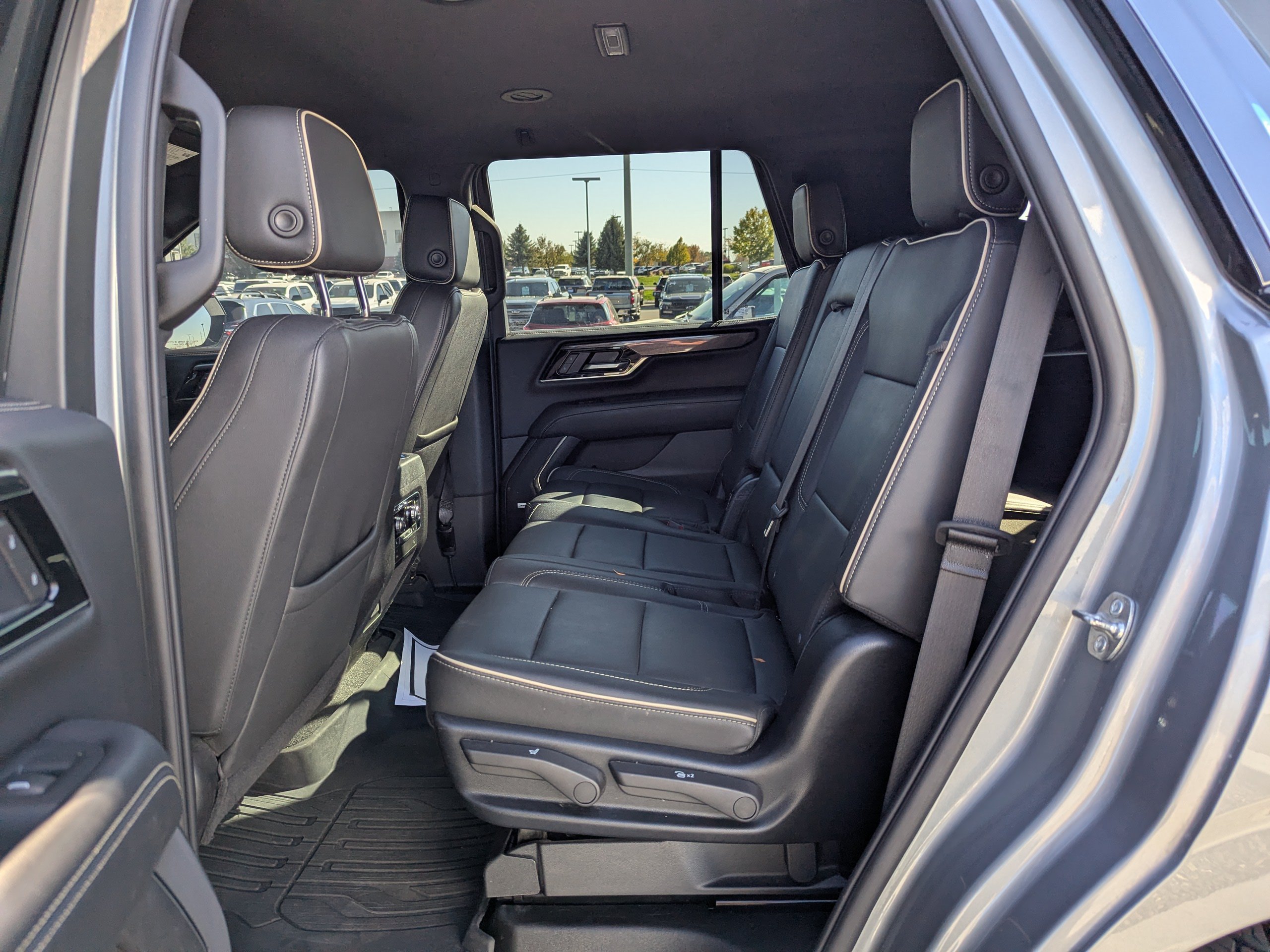 Used 2025 GMC Yukon Elevation AWD/4WD image 32