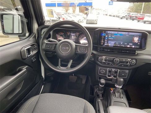 Used 2025 Jeep Gladiator Nighthawk image 11