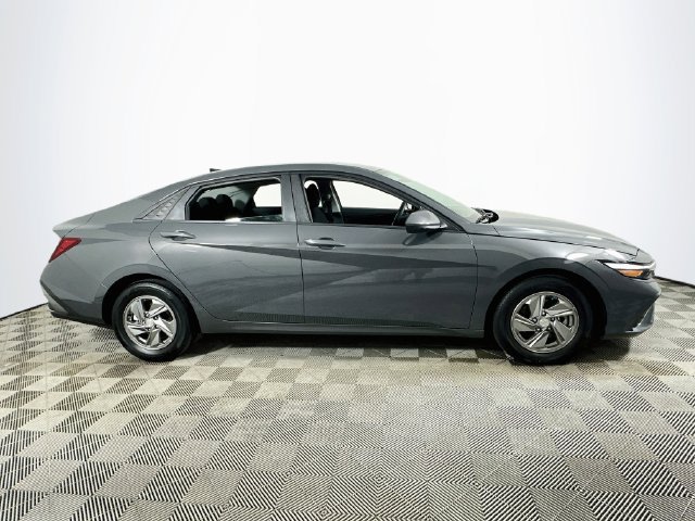 Used 2025 Hyundai Elantra SE w/ Cargo Package FWD image 2