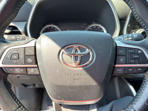 Used 2023 Toyota Highlander XLE AWD/4WD image 16