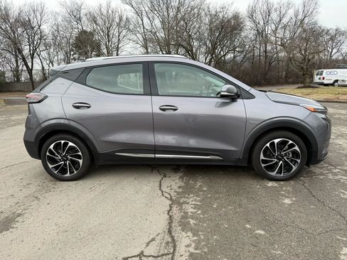 Used 2023 Chevrolet Bolt EUV Premier w/ Sun & Sound Package image 4