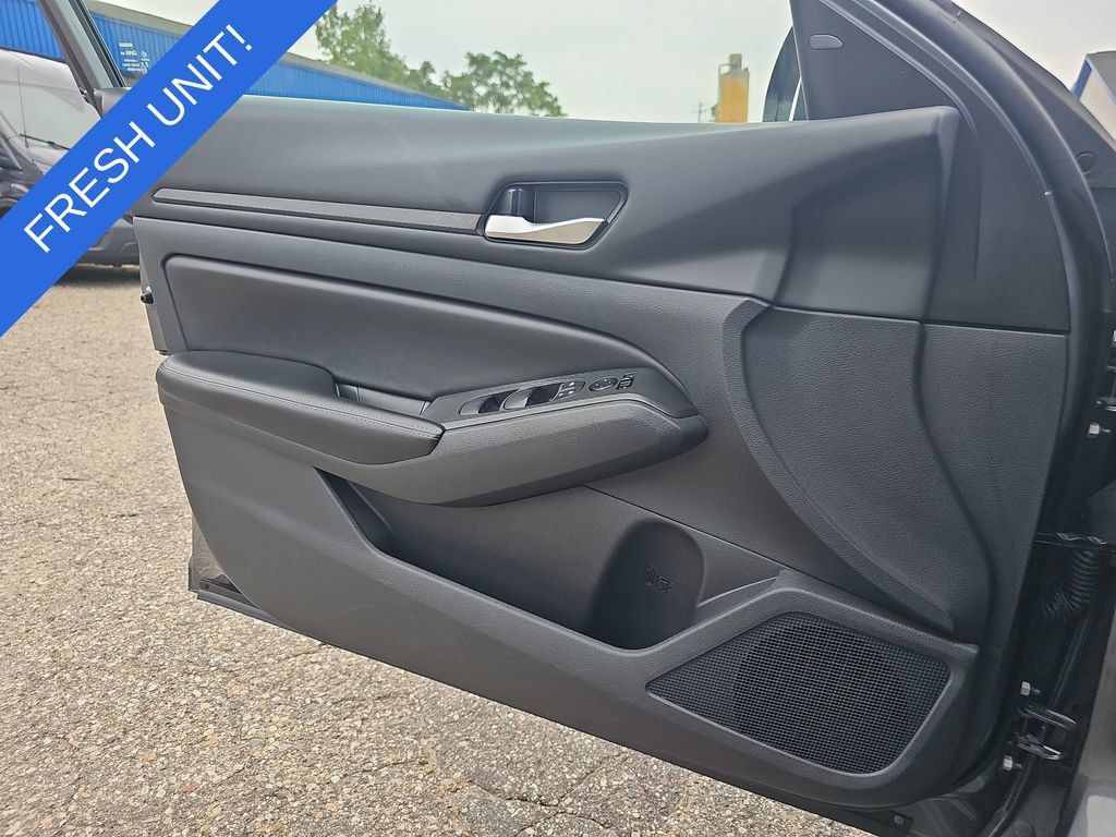 Used 2024 Nissan Altima 2.5 SV FWD image 25