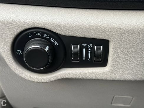 Used 2020 Chrysler Voyager Lxi FWD image 17