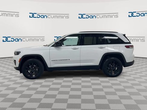 Used 2025 Jeep Grand Cherokee Altitude AWD/4WD image 5