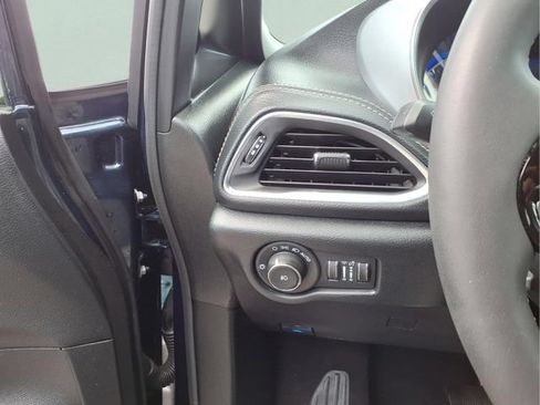 Used 2025 Chrysler Pacifica Limited FWD image 11