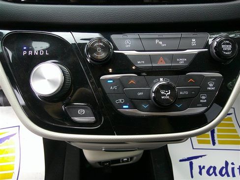 Used 2018 Chrysler Pacifica Touring Plus FWD image 14