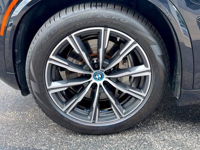 Used 2024 BMW X5 xDrive50e w/ M Sport Package AWD/4WD image 32