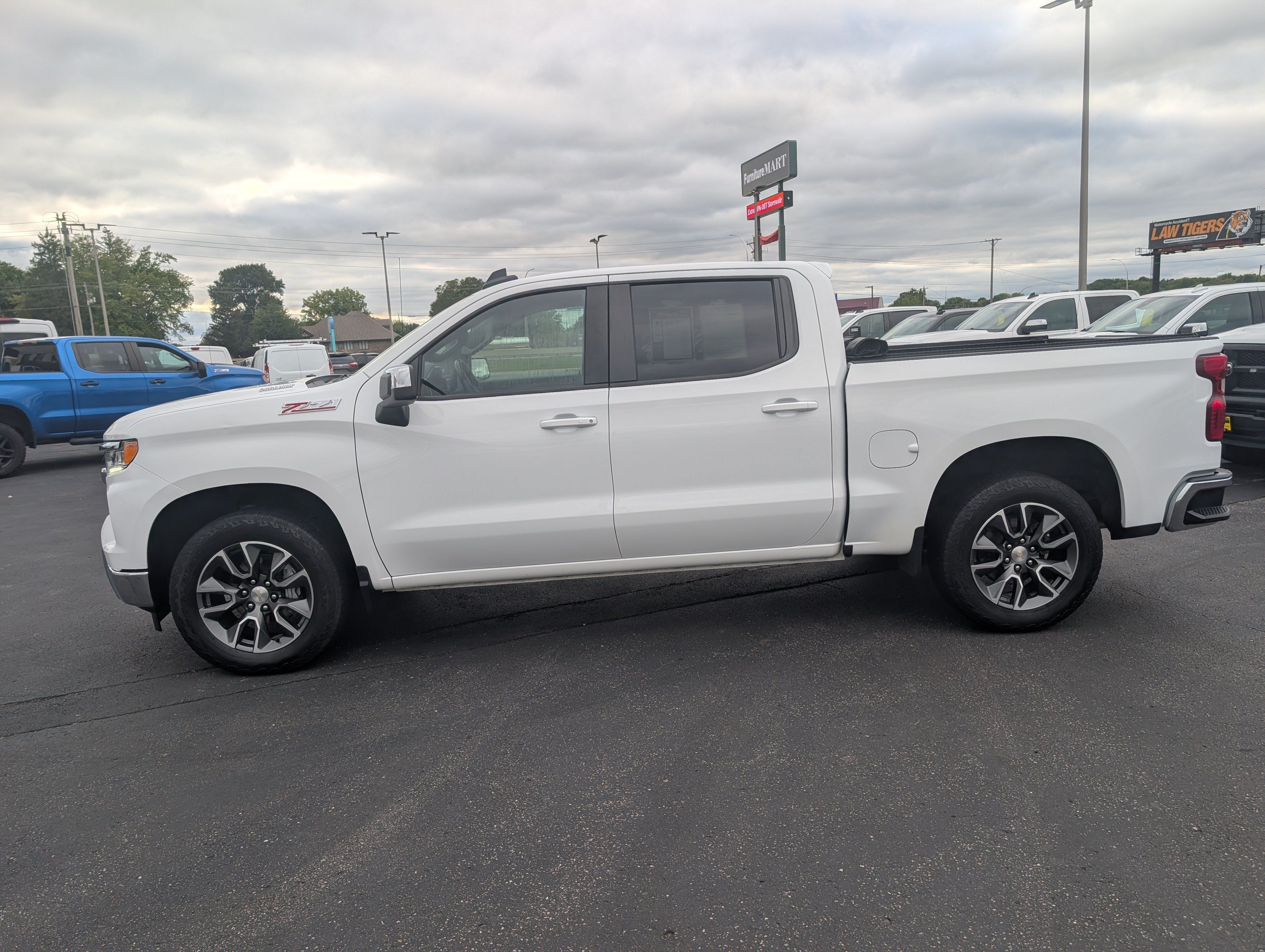 Used 2022 Chevrolet Silverado 1500 LT AWD/4WD image 5