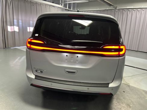 Used 2024 Chrysler Pacifica Touring-L FWD image 6