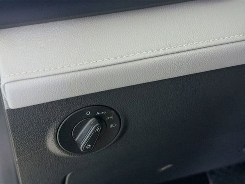 Used 2024 Volkswagen Taos SE image 12